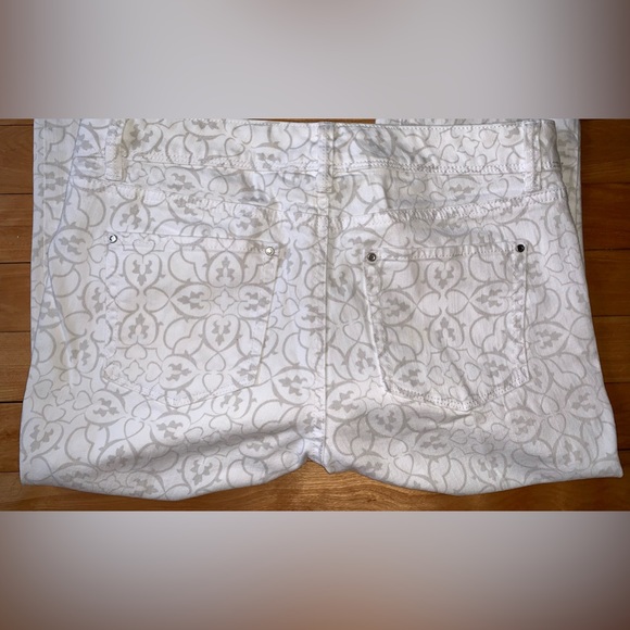 White House Black Market White and Light Taupe Patterned Jeans (6) - Picture 2 of 5